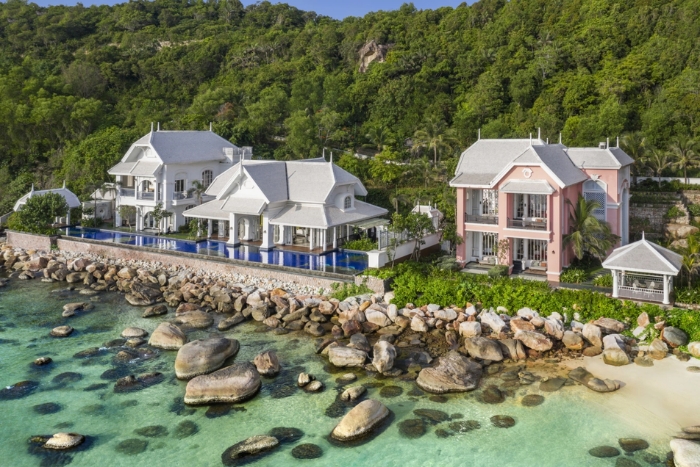 By staying here, you will be able to easily reach many popular tourist attractions and destinations.