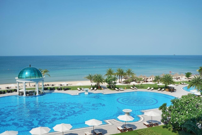 The hotel boasts a magnificent lobby, a large swimming pool, and a long beach with crystal-clear blue waters