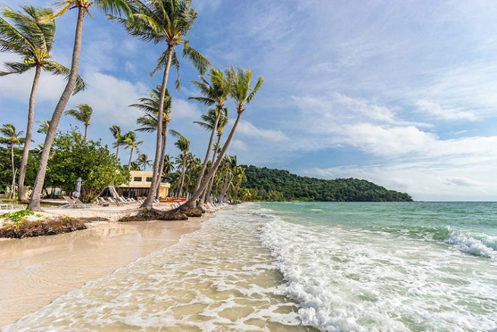 The weather in Phu Quoc in November is ideal for beach activities