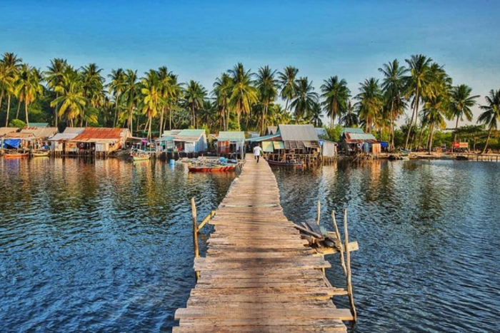 You can visit the fishing village of Rach Vem to experience the lifestyle of the local people