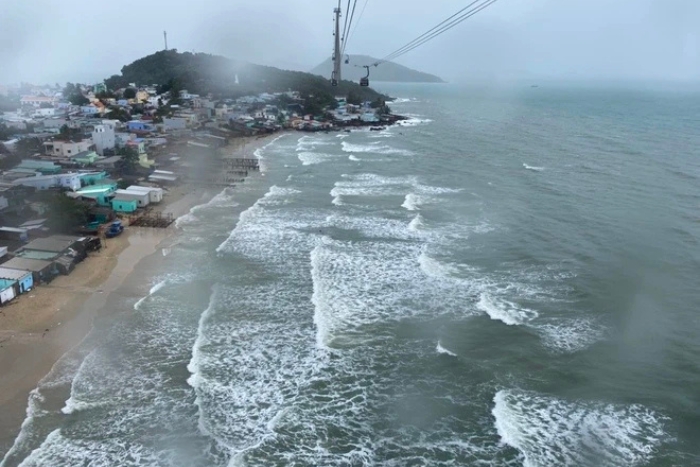 Rain in Phu Quoc usually comes in short showers rather than lasting all day