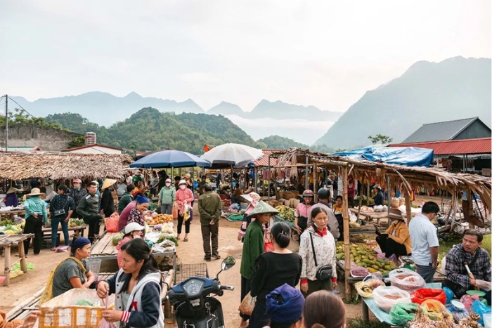 Visit Pho Doan market, top things to do Pu Luong Vietnam 