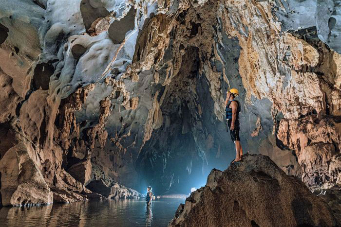 Trekking throught the cave of Quang Binh