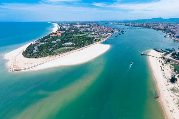 Nhat Le Beach
