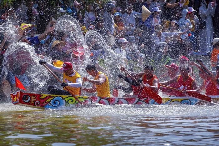 Festive atmosphere of boat race on the Kien Giang River during festival in Quang Binh