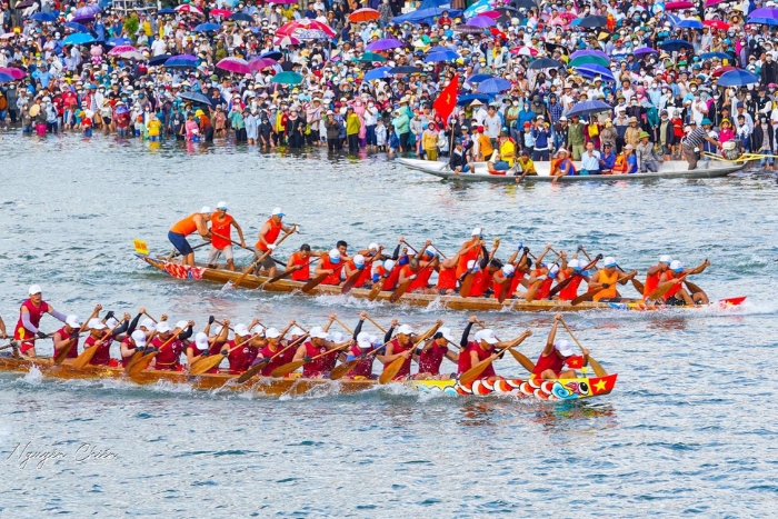 The energy of Quang Binh’s traditional boat racing on full display