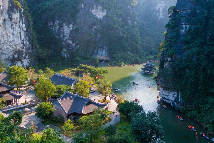 Tràng An Landscape Complex – One of the Best UNESCO Sites in Vietnam for Nature and Culture
