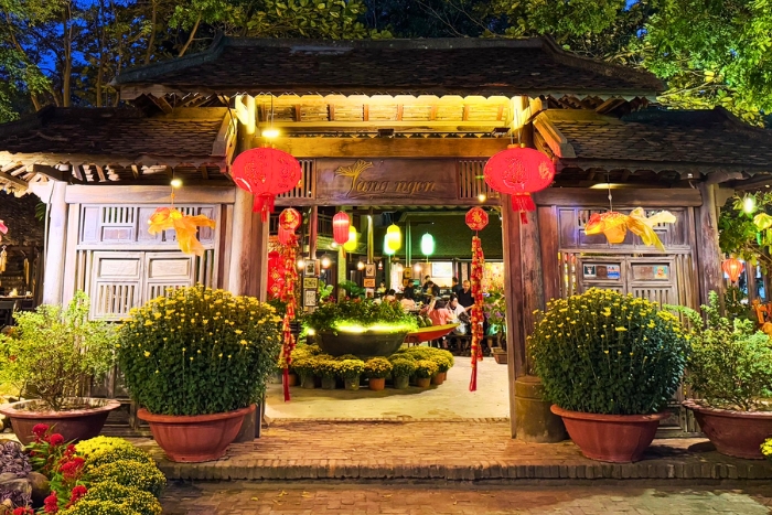 Traditional dinner at Làng Ngon fits a 10 day Vietnam itinerary budget