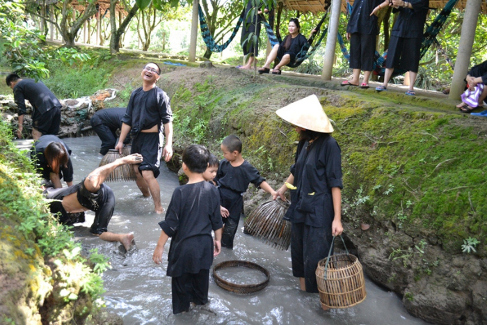 What to do in Vinh Long? Experience a day in the life of a farmer at Vinh Sang Eco Tourism!