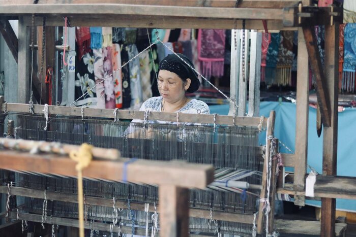 Brocade weaving work