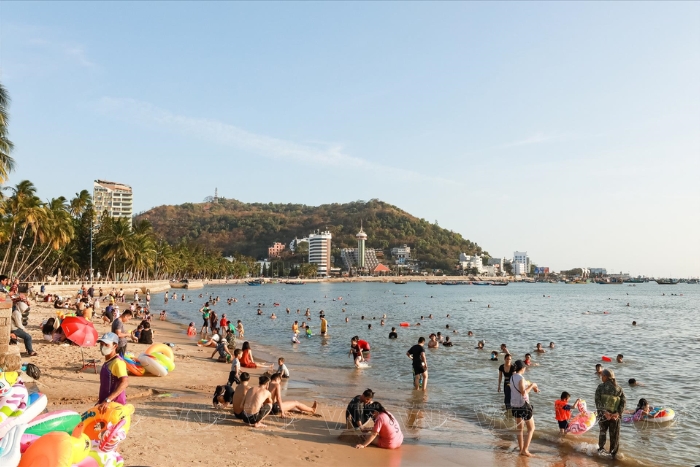 Relax on Bai Truoc Beach in December