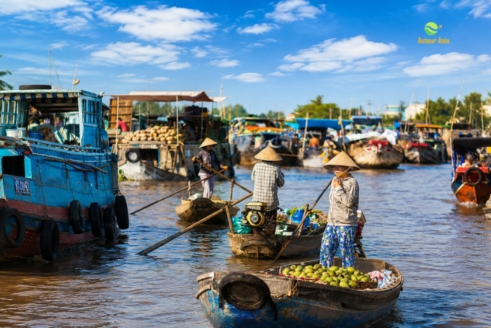 A lively morning on the waters of Cai Rang Floating Market