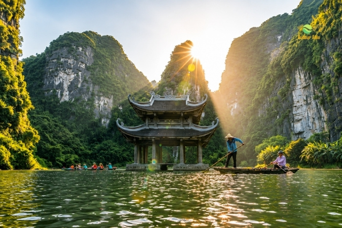 Exploring the spectacular landscapes of Trang An by boat