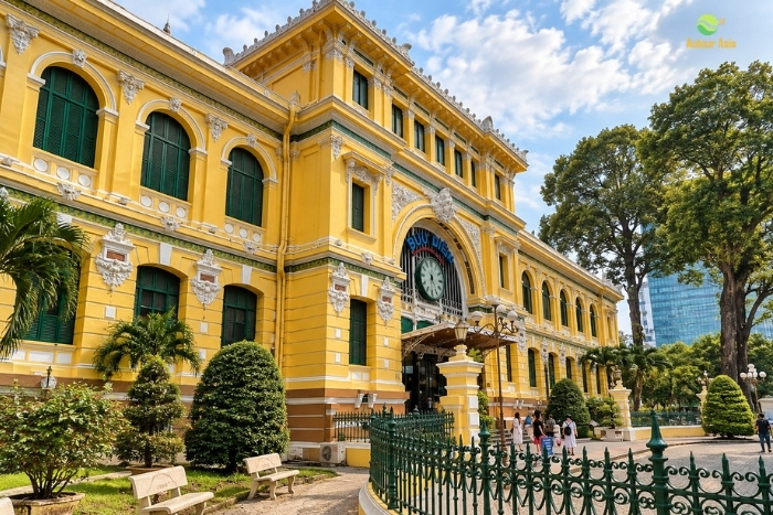 Immersion in the bustling life of Ho Chi Minh City during a Vietnam tour with kids
