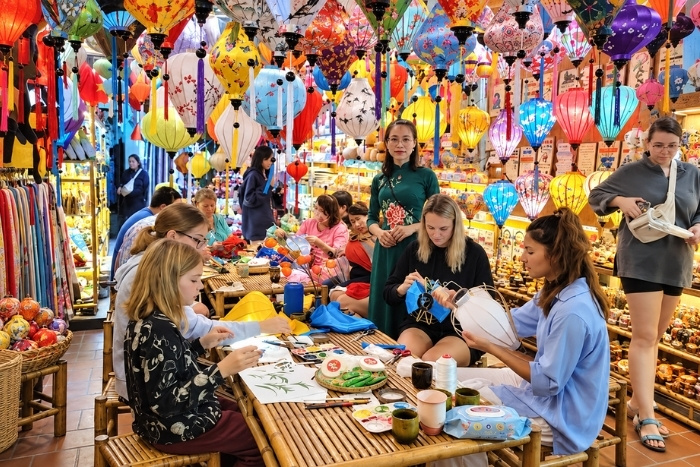 A creative lantern-making experience for children in Hoi An