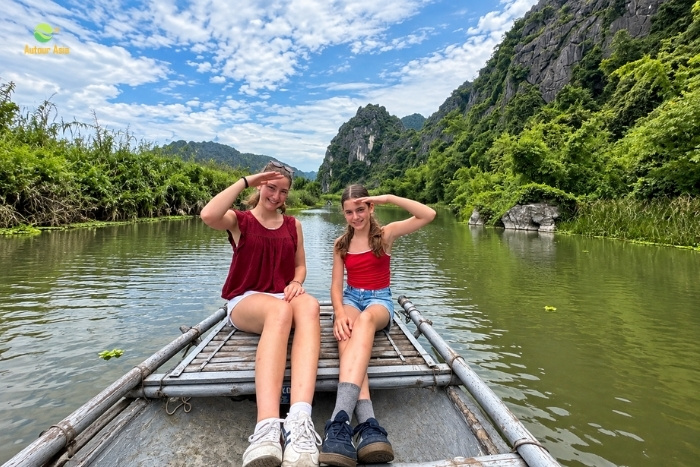 Discovering the landscapes of Tam Coc by boat with family