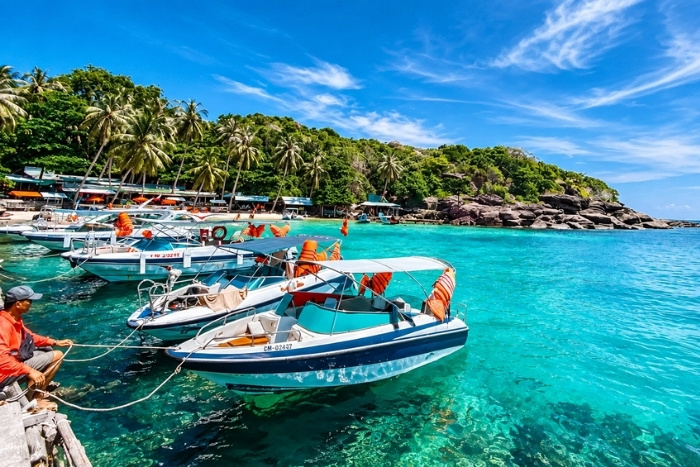The An Thoi Archipelago between turquoise waters and tropical landscapes