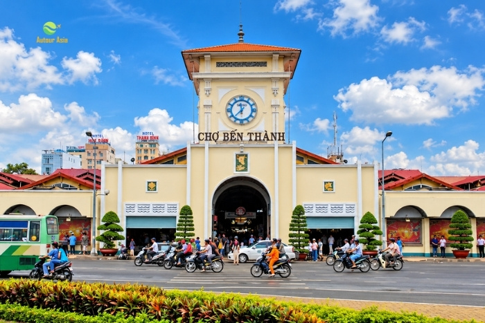Immersion in the lively atmosphere of Ben Thanh Market in March