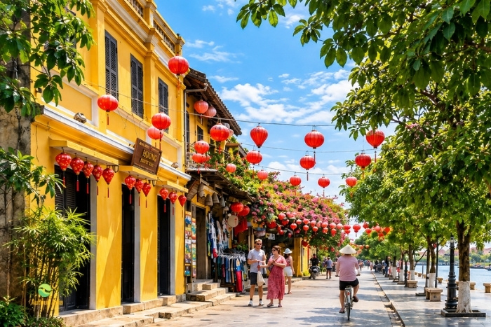 On foot through the charming streets of Hoi An