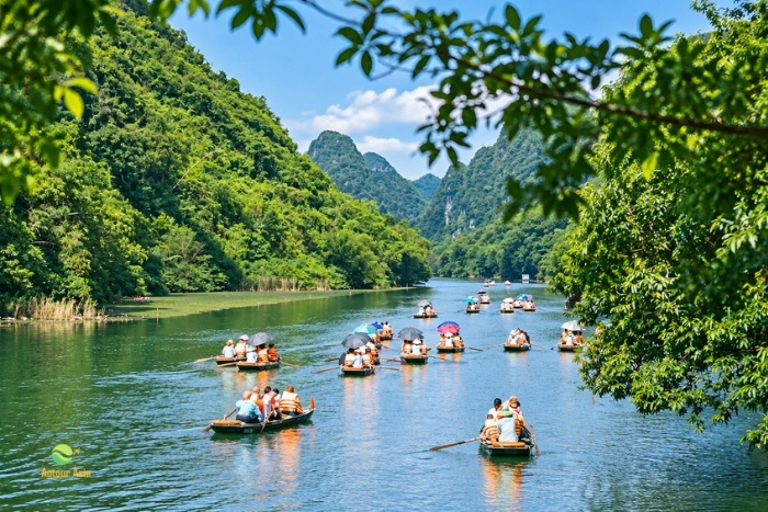 Along the water through the karst landscapes of Trang An