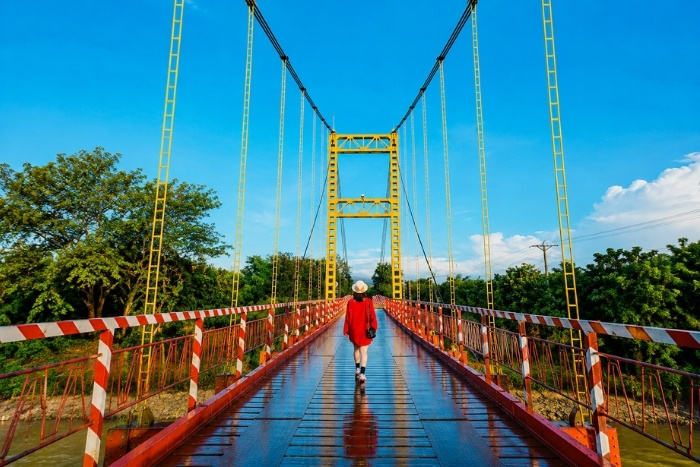 On Kon Klor Suspension Bridge, in the heart of Kon Tum