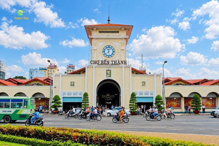 The vibrant atmosphere of streets in Ho Chi Minh CIty