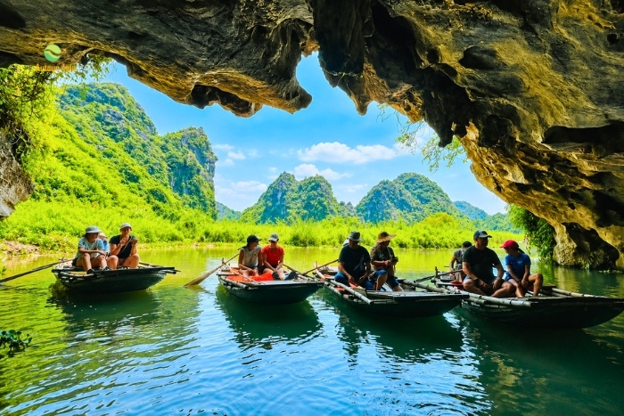 Cruising through Trang An, a timeless moment during 3 weeks in Vietnam