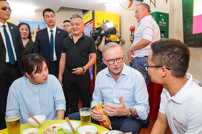 Australian Prime Minister tastes Banh Mi Vietnam
