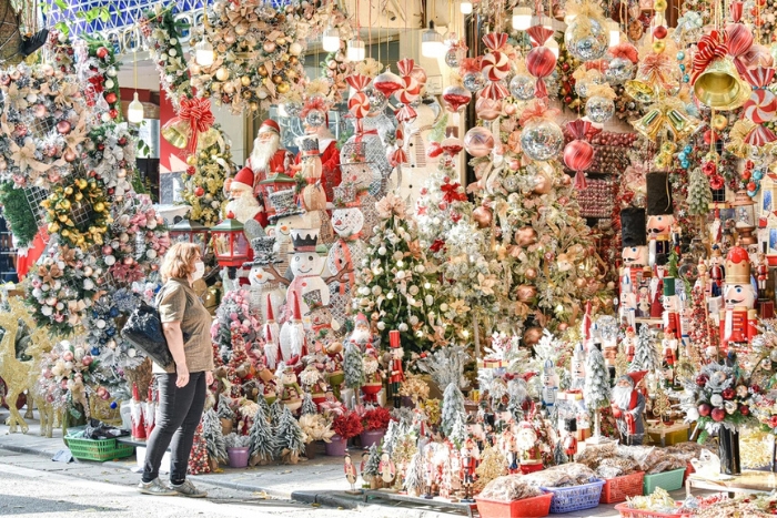 Immerse yourself in the festive Christmas atmosphere of Hang Ma street, Hanoi