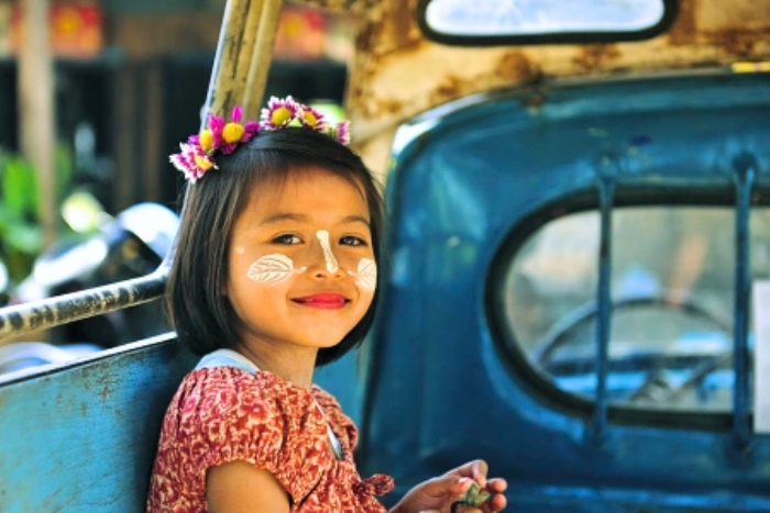 The Thanaka ritual - An emblematic tradition during a family trip in Myanmar
