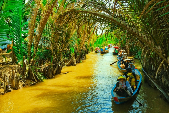 Gliding along coconut-lined canals in Ben Tre with family