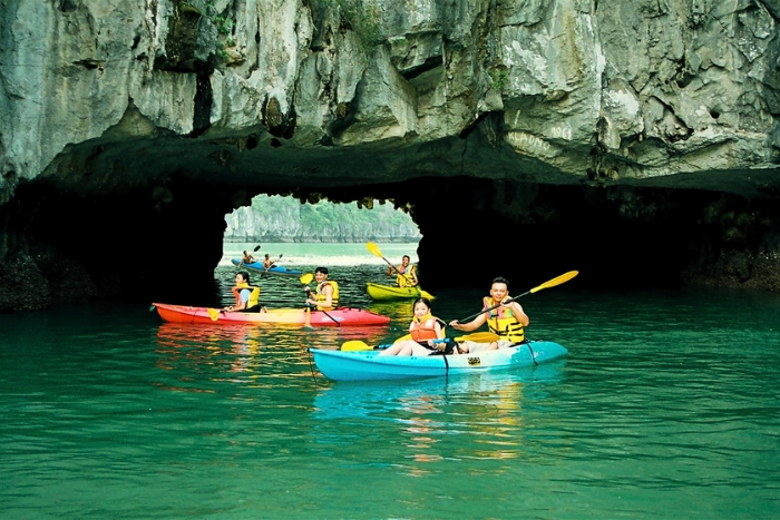 Discovering the fascinating caves of Halong Bay
