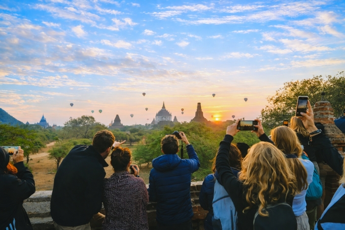 Sunrise and hot-air balloons in Bagan - An experience in Myanmar with kids