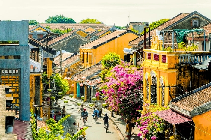 Discovering Hoi An with family during a walk through the old town