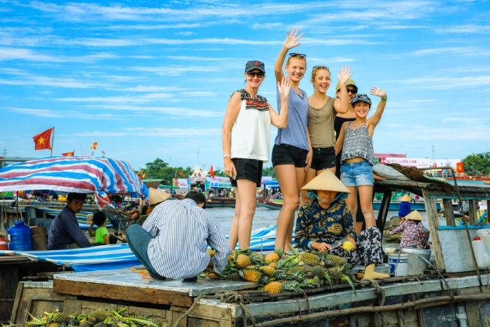 Exploring the Cai Rang floating market with children in Can Tho