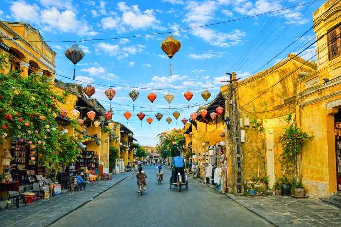 Strolling through the old town of Hoi An to discover local culture