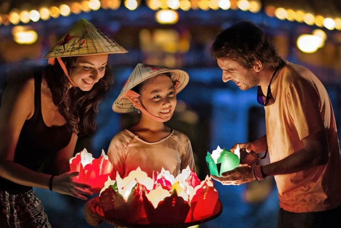 Participate in Hoi An's activities at night