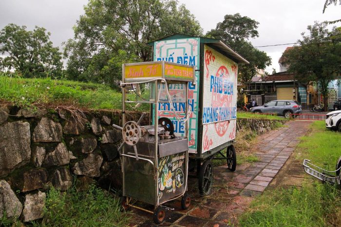 Travel spot to avoid in Hue – Overpriced street vendors around the Citadel 