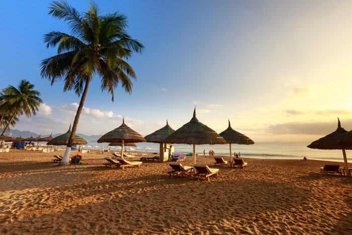 Admire the beauty of Nha Trang's beaches in April