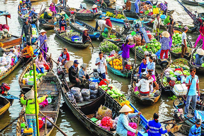 Visit floating market, what to do in Vietnam in December? 