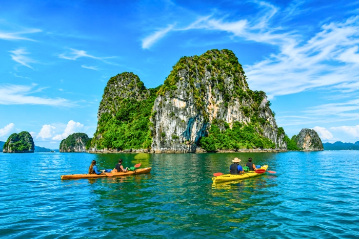What to do in Vietnam in summer ? Discover Halong Bay by kayak