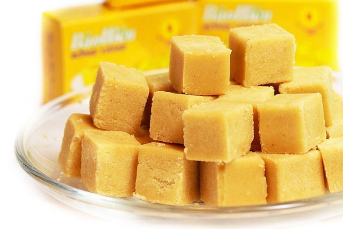 A Vietnamese snack for those with a sweet tooth, bánh đậu xanh
