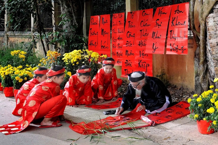 The Vietnamese tradition of asking for calligraphy at the beginning of the new year