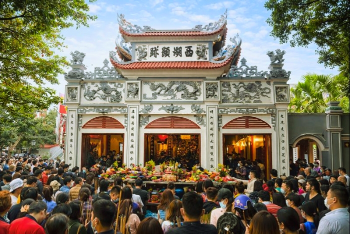 A visit to Tay Ho Temple to begin the year