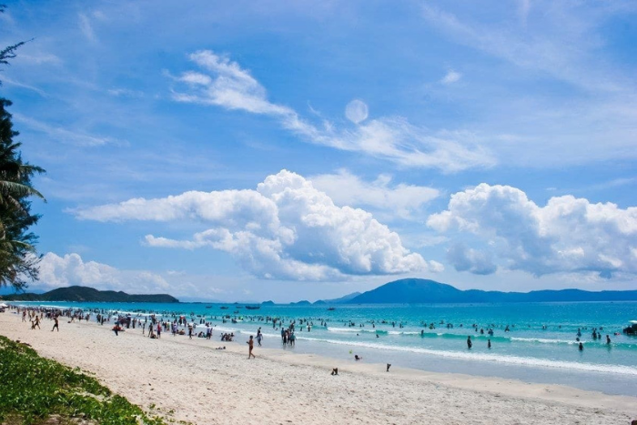 If you are a lover of coastal landscapes, visit My Khe Beach in Central Vietnam – one of the most beautiful beaches in Asia