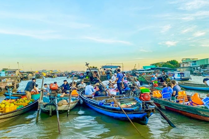 Immersion in the heart of the bustling Cai Rang floating market