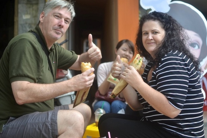 Tourists enjoy Vietnamese bread 