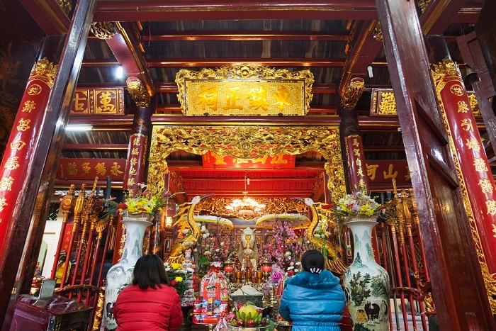 Worship in Bach Ma Temple, Hanoi 