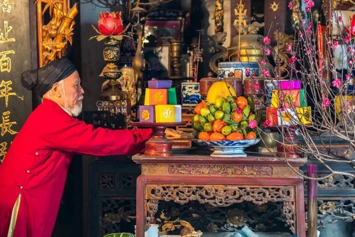 Worshiping ancestors on Tet holiday