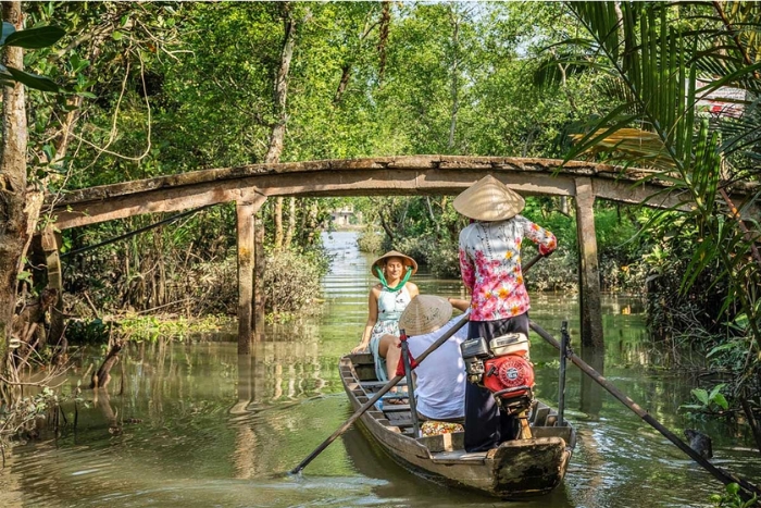 Boat trip to explore Mekong Vietnam 